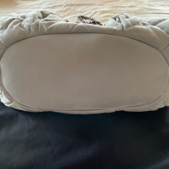 AUTHENTIC CHANEL 2009-2010 "In-the-Mix" Tote in light grey calfskin - Picture 9 of 12